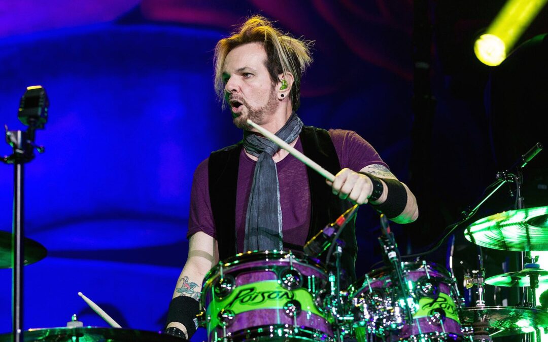 Rikki Rockett Nos Explica Por qué Fue Censurada La Carátula De ‘Open Up And Say…Ahh!’.